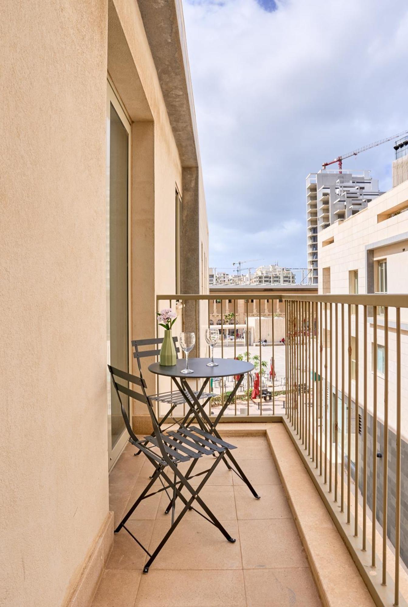 Stylish Apartment In Tigne Point Sliema Exteriör bild